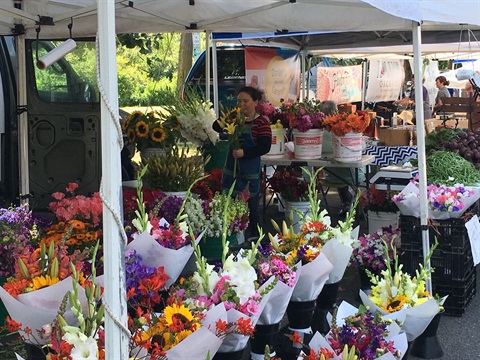 Juanita Friday Market flower vendor_IMG_0744.JPG